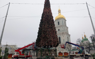 В Киеве почти нарядили главную елку: яркие фото