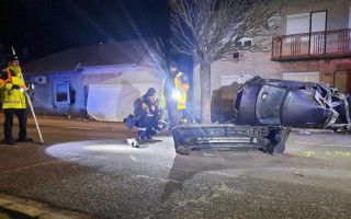 Не смог увернуться от полиции: в Венгрии автомобиль с мигрантами врезался в дом, есть погибшие