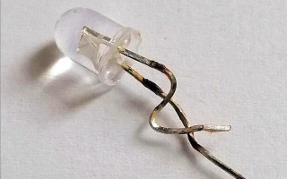 Новый год едва не закончился трагедией: 4-летний ребенок проглотил лампочку с гирлянды