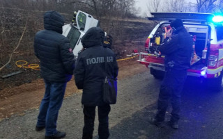ДТП из-за гололедицы с погибшим: в Луганске перевернулась маршрутка с пассажирами