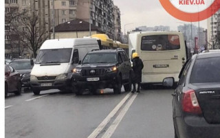 В Киеве женщина устроила ДТП: притерлась между автобусом и маршруткой