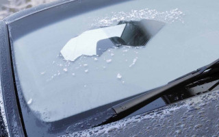 ТОП-3 способа борьбы с замерзшим стеклом автомобиля: советы водителям