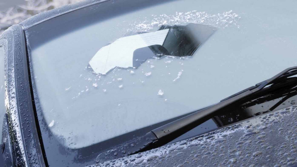 ТОП-3 способа борьбы с замерзшим стеклом автомобиля: советы водителям