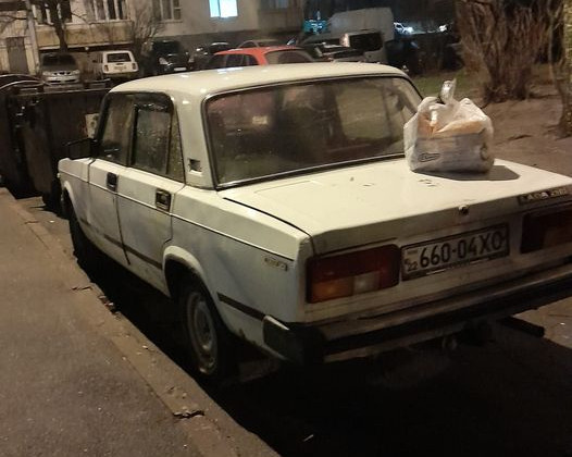 В Киеве водителю оставили «сюрприз» на багажнике