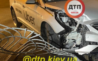 Подвели тормоза: в Киеве таксист снес несколько секций забора, фото