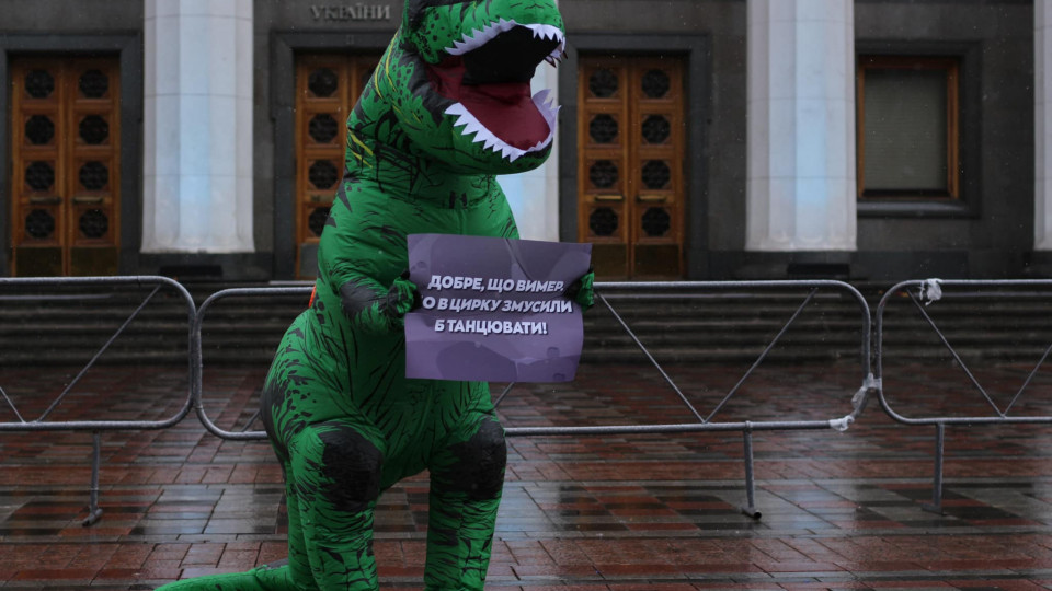 У Києві під Радою мітингував зелений динозавр: вимагав справедливості