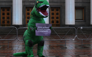 У Києві під Радою мітингував зелений динозавр: вимагав справедливості