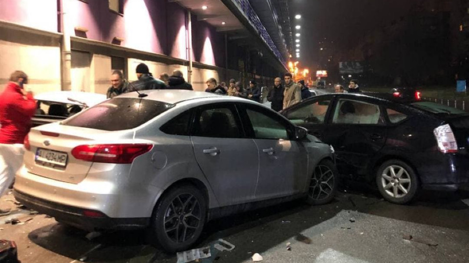 В Киеве нетрезвый водитель снес два авто: фото