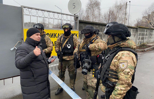 Под Киевом мужчина открыл стрельбу, его квартиру брали штурмом: фото и видео