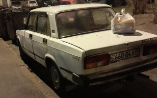 В Киеве водителю оставили «сюрприз» на багажнике