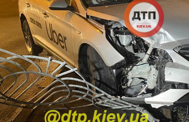 Подвели тормоза: в Киеве таксист снес несколько секций забора, фото