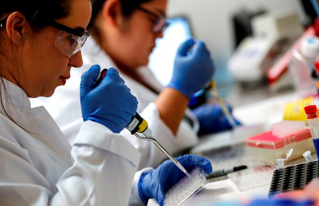 COVID-вакцина будущего: в Британии началось испытание нового безыгольного препарата