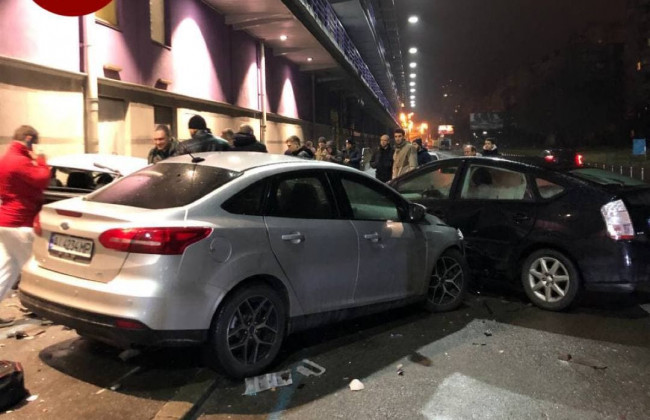 В Киеве нетрезвый водитель снес два авто: фото