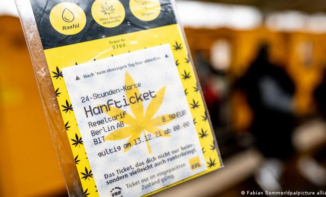 Пропитаны маслом конопли: в Берлине начали продавать съедобные проездные билеты