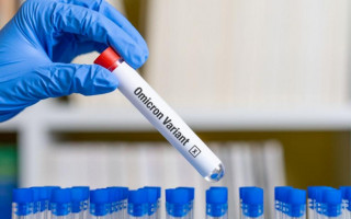 Боли в мышцах и заложенный нос: чем отличаются симптомы «Омикрона» от других штаммов