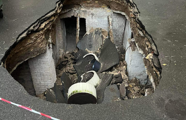 В Киеве провалился асфальт во дворе дома: дыра ведет в усадьбу 19 века