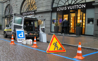 В Киеве парковка возле Пассажа стала доступной для всех водителей: фото