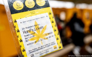 Пропитаны маслом конопли: в Берлине начали продавать съедобные проездные билеты