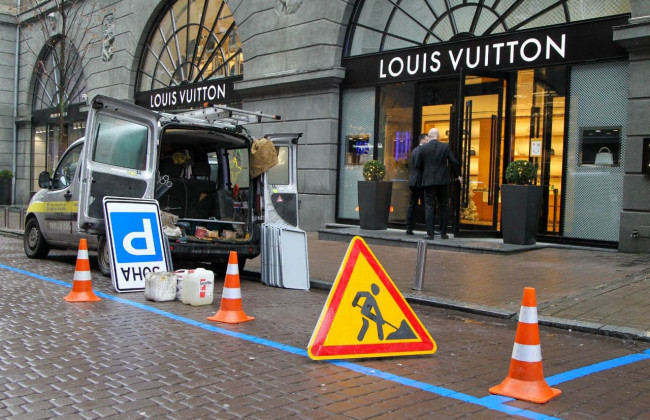 В Киеве парковка возле Пассажа стала доступной для всех водителей: фото