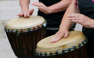 В столичном метро мужчина устроил концерт на барабане для пассажиров: видео