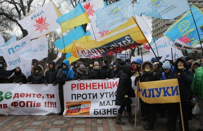 В Киеве очередной митинг: ФОПы применили фаеры и оказывают сопротивление полиции