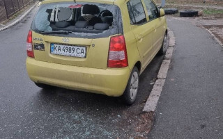 В Киеве неадекваты повыбивали окна в автомобилях возле школы
