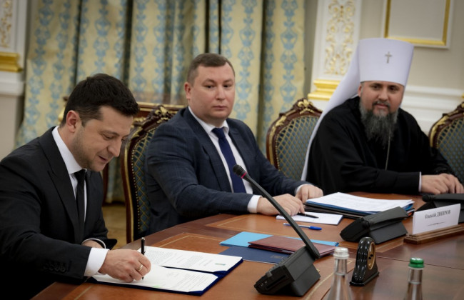 Зеленський підписав закон про військових капеланів