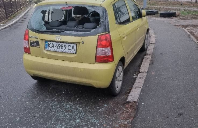 В Киеве неадекваты повыбивали окна в автомобилях возле школы