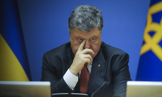 У ДБР показали на відео зухвалий побіг Порошенка від слідчих, які мали вручити йому повістку