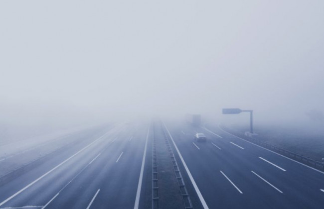 Водителям напомнили, как безопасно ездить во время тумана
