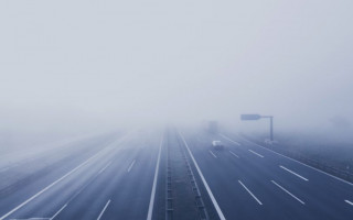 Водителям напомнили, как безопасно ездить во время тумана