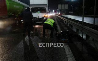 Смертельная авария в Киеве: два грузовика сбили двух пешеходов, фото и видео