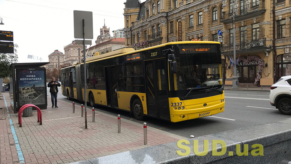 Провал асфальта в центре Киева: транспорт изменил маршрут, подробности