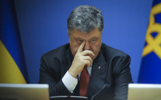 У ДБР показали на відео зухвалий побіг Порошенка від слідчих, які мали вручити йому повістку