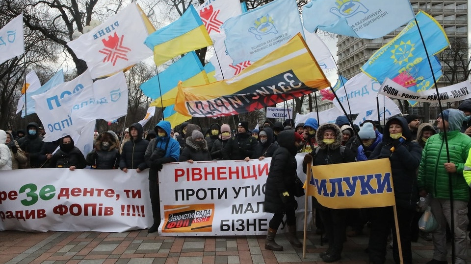 В Киеве очередной митинг: ФОПы применили фаеры и оказывают сопротивление полиции