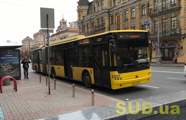 Провал асфальта в центре Киева: транспорт изменил маршрут, подробности