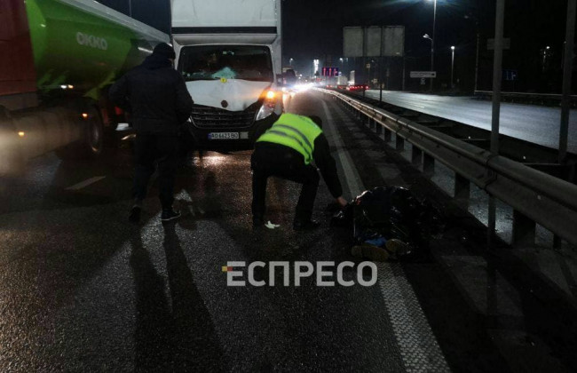 Смертельная авария в Киеве: два грузовика сбили двух пешеходов, фото и видео