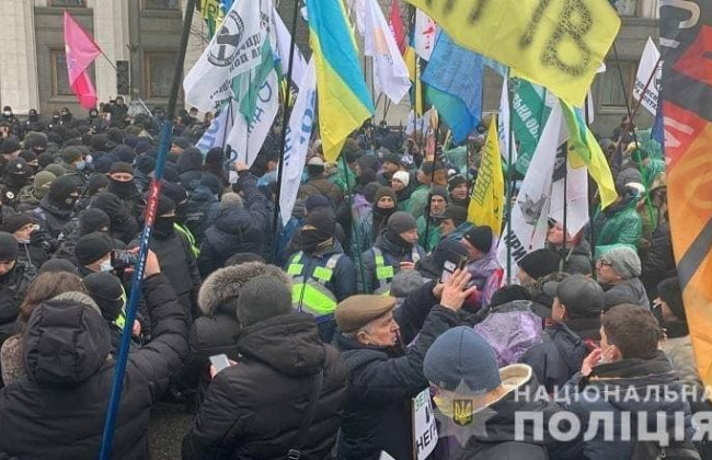 Мітинг у Києві під Радою: постраждала одна людина