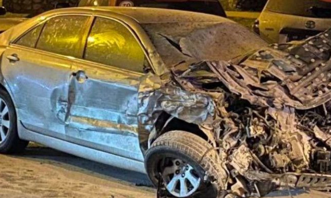 В Киеве пьяный водитель Toyota Camry устроил «краш-тест» припаркованным авто, видео