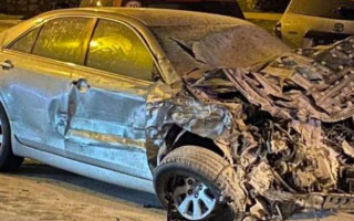 В Киеве пьяный водитель Toyota Camry устроил «краш-тест» припаркованным авто, видео