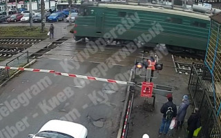 Трагедия под Киевом: женщину снес товарный поезд, видео