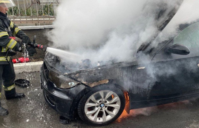В Киеве вспыхнула легковушка: подробности и фото