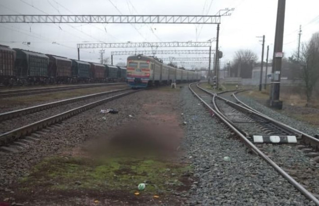 Под Киевом поезд насмерть сбил женщину