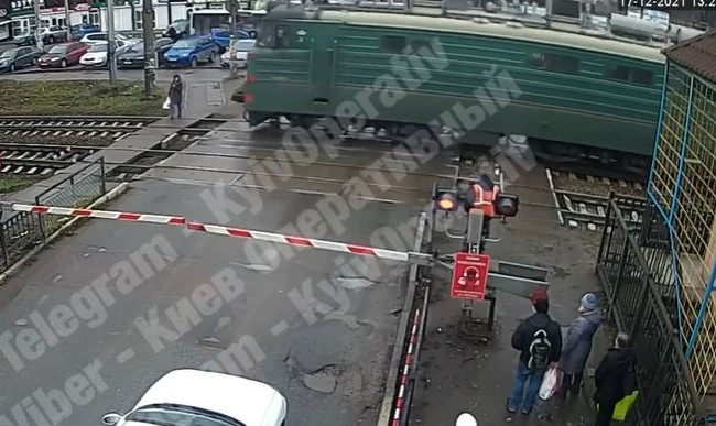 Трагедия под Киевом: женщину снес товарный поезд, видео