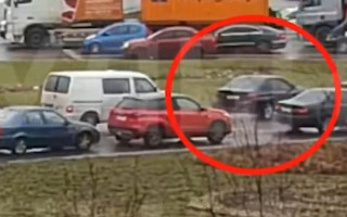 В Киеве наказали водителя за езду по газону, видео