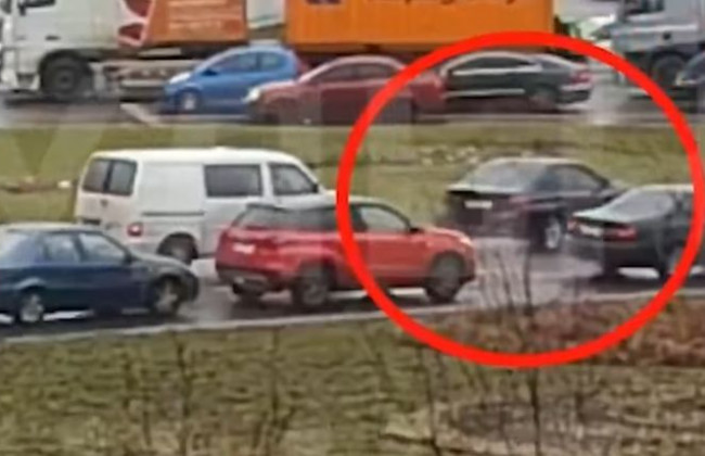 В Киеве наказали водителя за езду по газону, видео