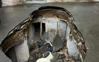 В Киеве под провалившимся асфальтом обнаружили старинное строение, фото