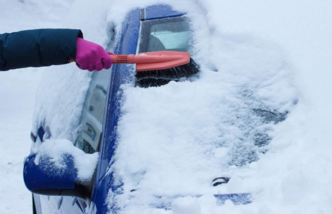 Очищаем авто от снега: что лучше использовать