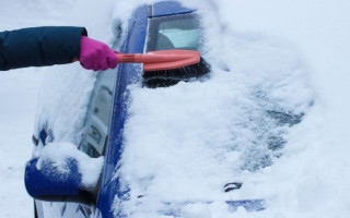 Очищаем авто от снега: что лучше использовать