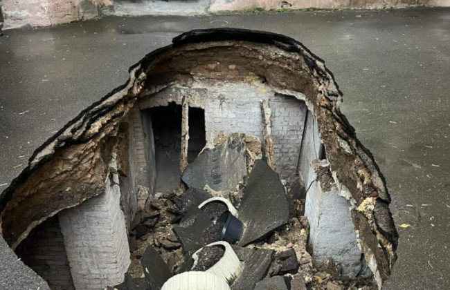 В Киеве под провалившимся асфальтом обнаружили старинное строение, фото